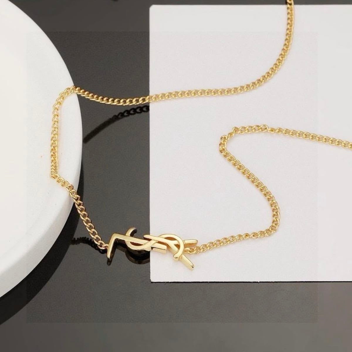 قلادة Saint Laurent